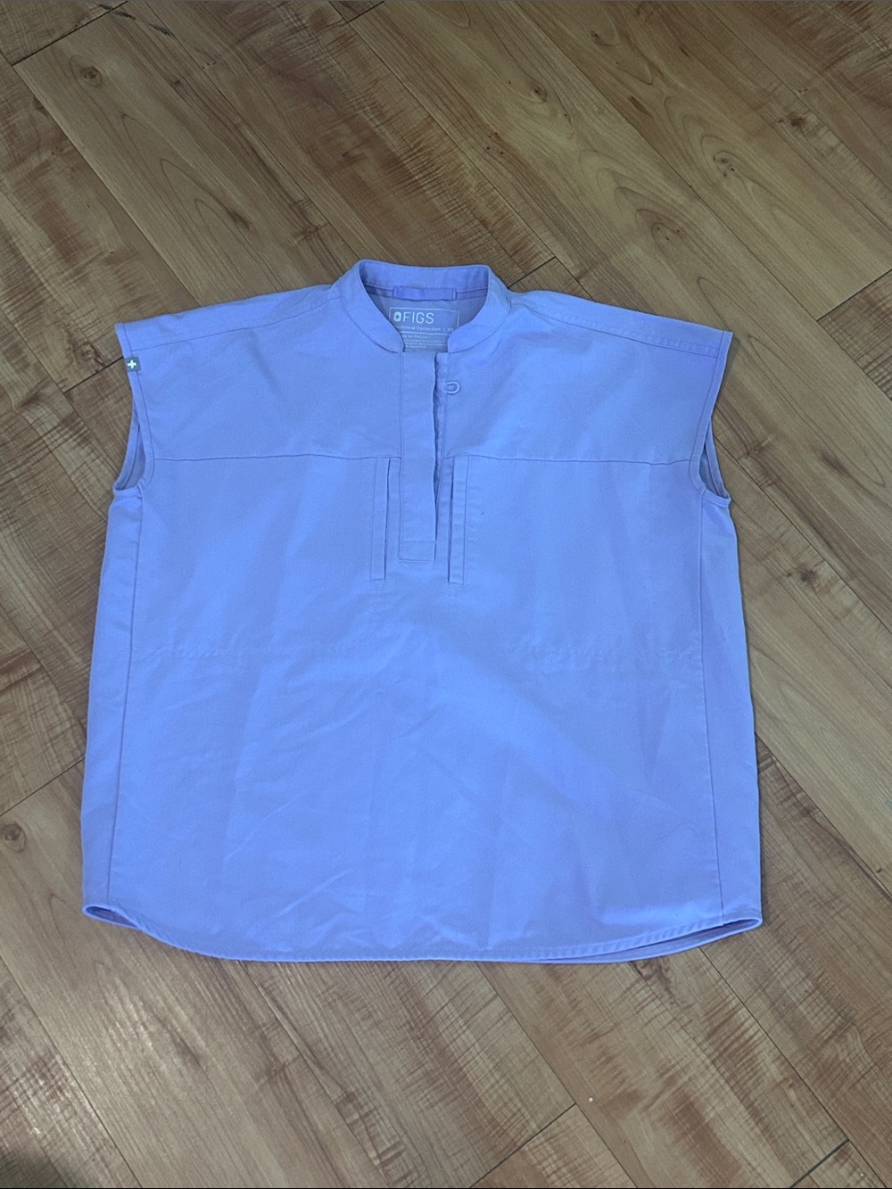 Women’s Figs Rafaela lilac Sleeveless Scrubs Top Shirt - Lavender XS Oversized